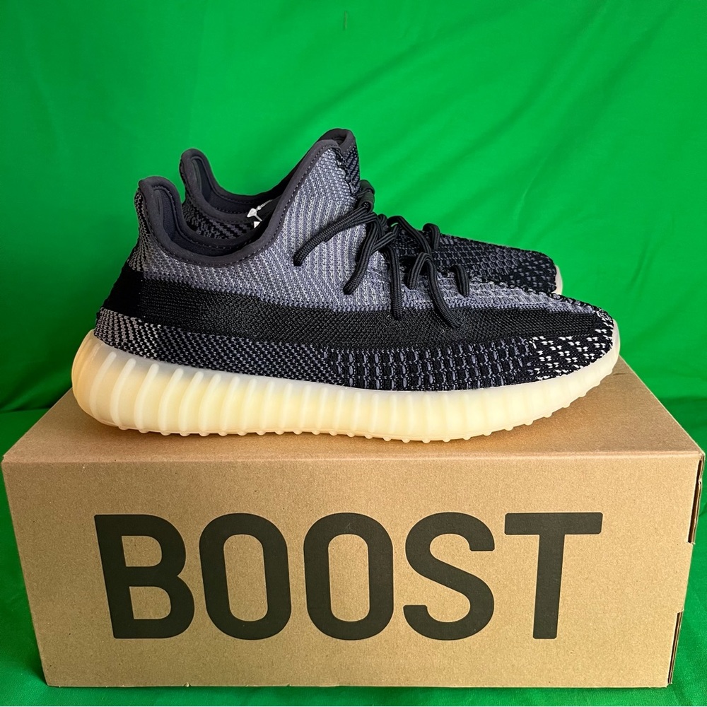 Yeezy Boost 350 V2 Carbon Black size 6 men (7.5 women)